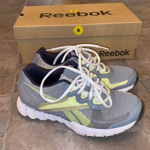 BNIB UO Vintage Reebok Grey and Yellow Vibetrain Low Dad Athletic Sneakers